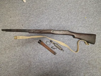 Samling originale Lee Enfield resvervedele (gevær 53/17)