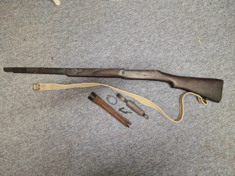 Samling originale Lee Enfield resvervedele (gevær 53/17)