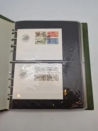 Samling førstedags kuverter mm i mappe