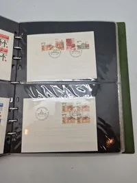 Samling førstedags kuverter mm i mappe