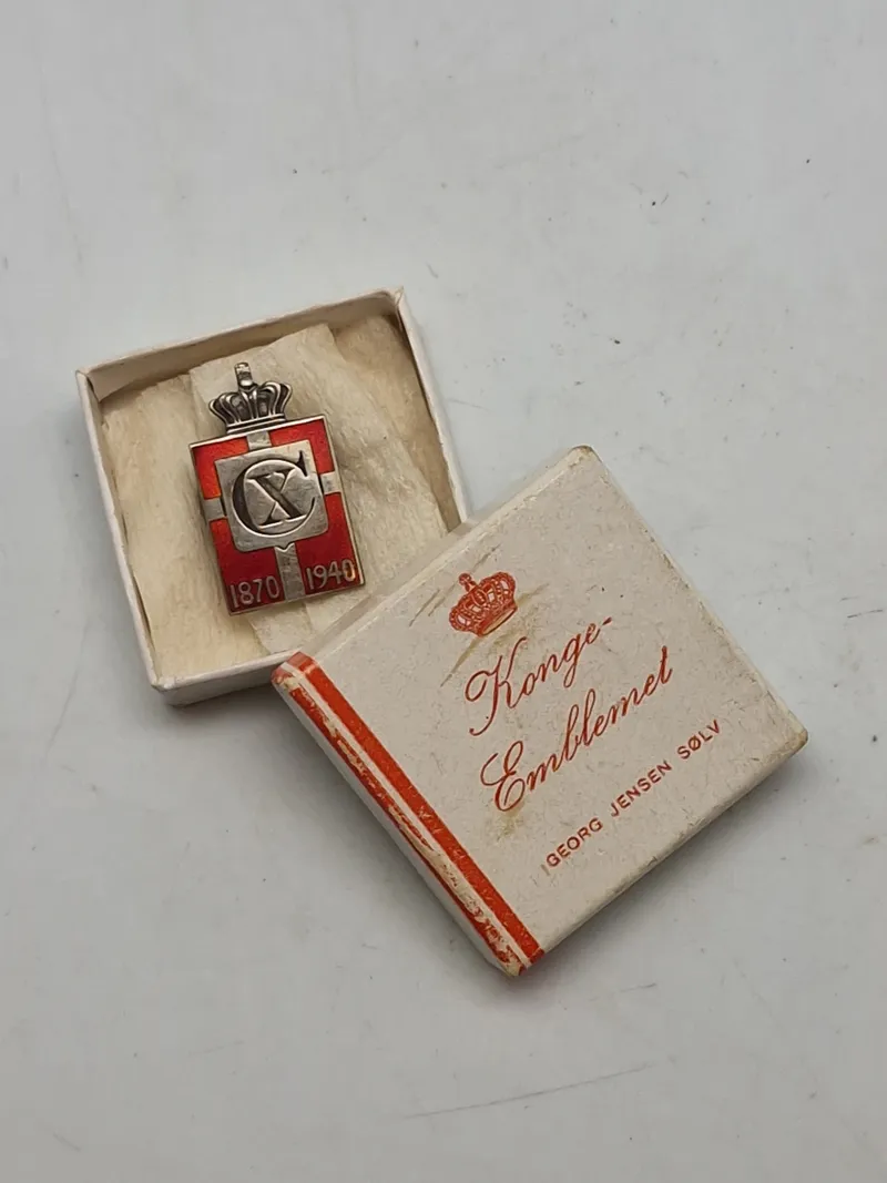 Originalt Georg Jensen kongemærke, sølv og emalje med original æske