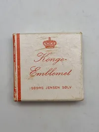 Originalt Georg Jensen kongemærke, sølv og emalje med original æske