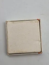 Originalt Georg Jensen kongemærke, sølv og emalje med original æske