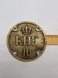 Stort messing skilt med kongekrone og bogstaverne "KDF"