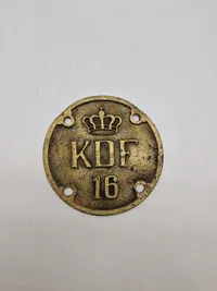 Stort messing skilt med kongekrone og bogstaverne "KDF"