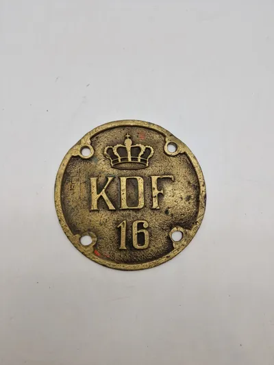 Stort messing skilt med kongekrone og bogstaverne "KDF"