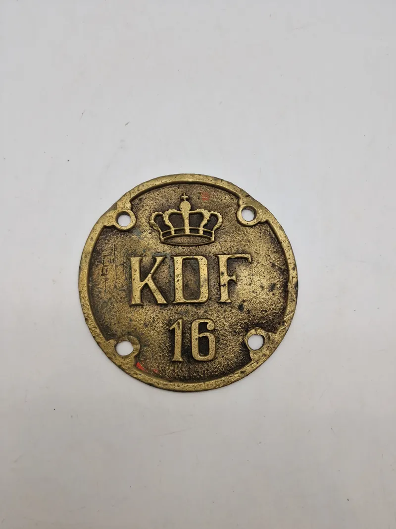Stort messing skilt med kongekrone og bogstaverne "KDF"