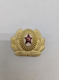 Samling danske regimentsmærker og et russisk kasket mærke
