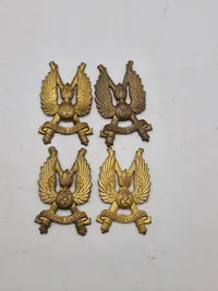 Samling danske regimentsmærker og et russisk kasket mærke