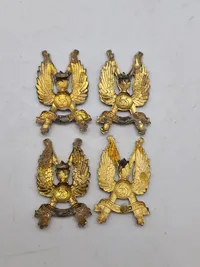 Samling danske regimentsmærker og et russisk kasket mærke