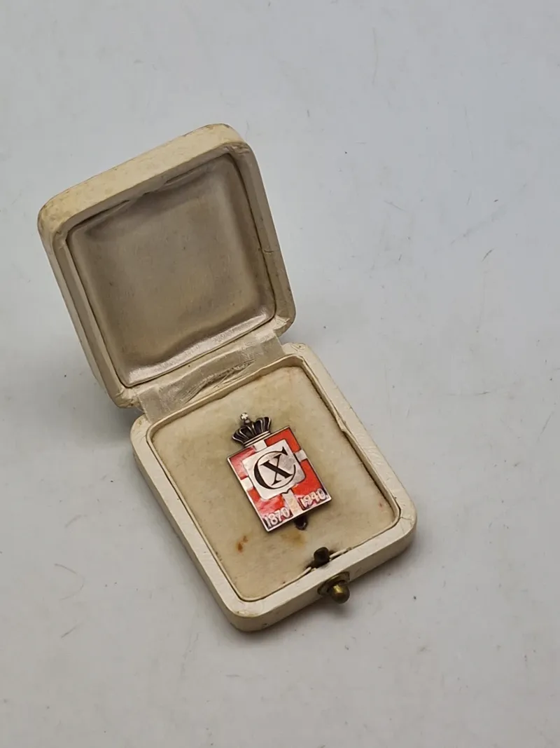 Originalt Georg Jensen kongemærke, sølv og emalje i flot præsentations æske