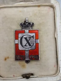 Originalt Georg Jensen kongemærke, sølv og emalje i flot præsentations æske