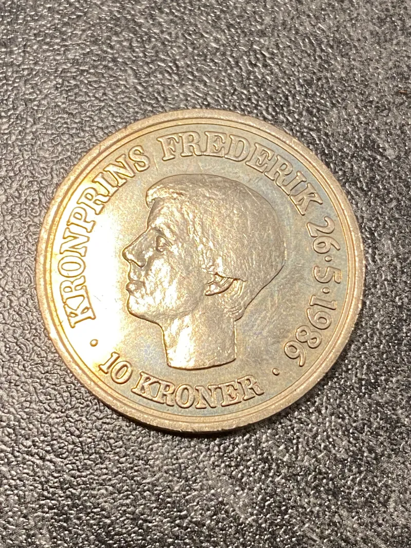 Original 10 krone mønt med motiv af Kong Frederik af Danmark - lavet ifbm hans 18 års fødselsdag