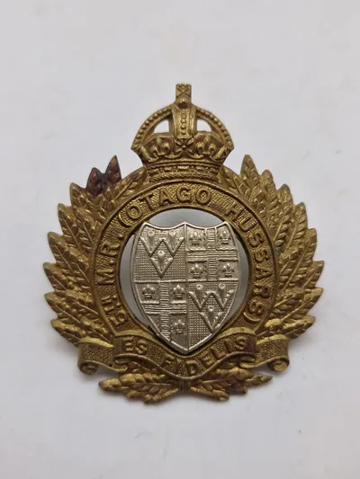 Originalt WW2 hat badge of the 5th Mounted Rifles (Otago Hussars)