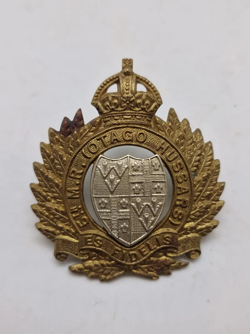 Originalt WW2 hat badge of the 5th Mounted Rifles (Otago Hussars)