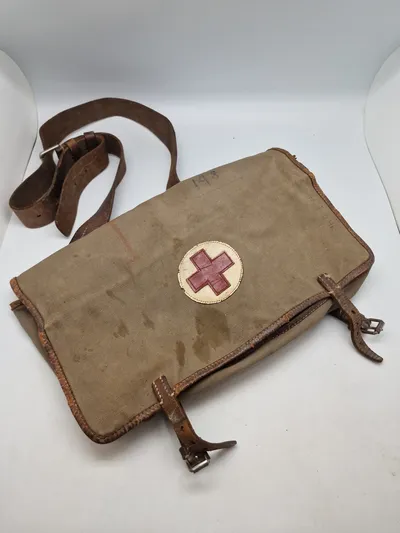 Original militær førstehjælpstaske fra Den Danske brigade i Sverige WW2