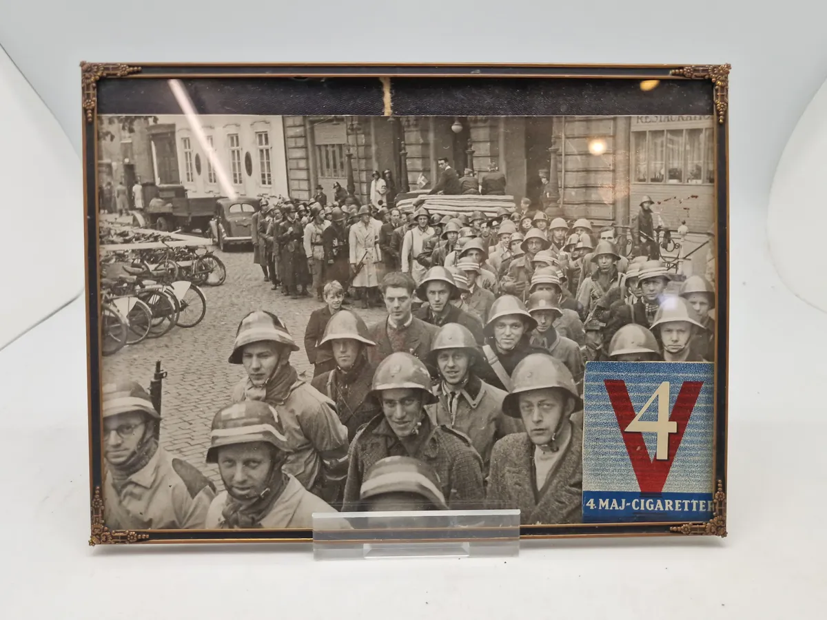 Originalt foto fra modstandsbevægelsen samt original forside af pakke 4 maj cigaretter