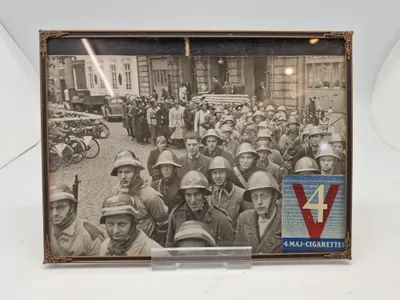Originalt foto fra modstandsbevægelsen samt original forside af pakke 4 maj cigaretter
