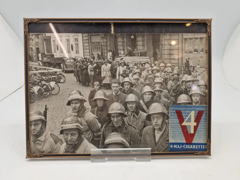 Originalt foto fra modstandsbevægelsen samt original forside af pakke 4 maj cigaretter