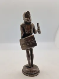 Veludført figur af pige som sælger Berlingske tidende