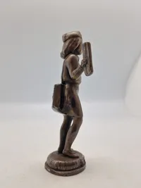 Veludført figur af pige som sælger Berlingske tidende