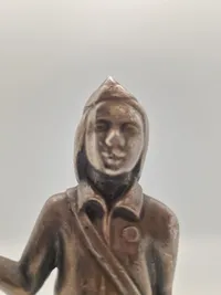 Veludført figur af pige som sælger Berlingske tidende