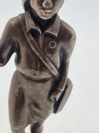 Veludført figur af pige som sælger Berlingske tidende
