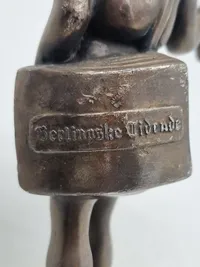 Veludført figur af pige som sælger Berlingske tidende