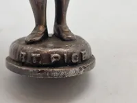 Veludført figur af pige som sælger Berlingske tidende