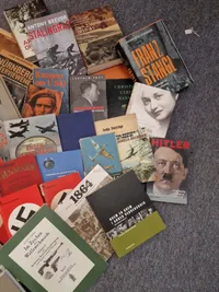 Kæmpe lot bøger om WW2 skal hentes i Vordingborg, kan evt. Leveres på en messe