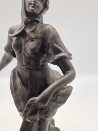 Figur af ung kvinde