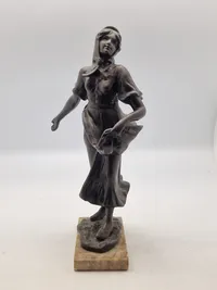 Figur af ung kvinde