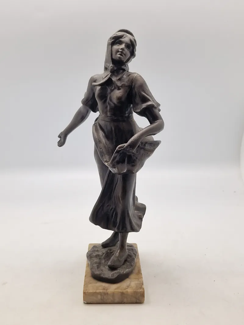 Figur af ung kvinde