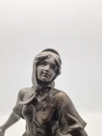 Figur af ung kvinde