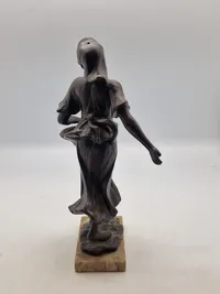 Figur af ung kvinde