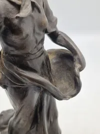 Figur af ung kvinde