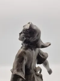 Figur af ung kvinde
