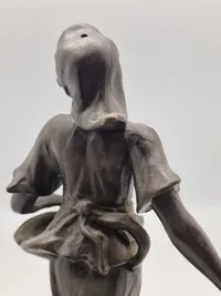 Figur af ung kvinde