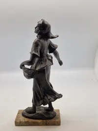 Figur af ung kvinde