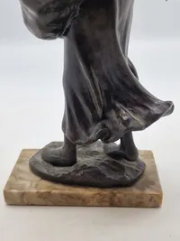 Figur af ung kvinde