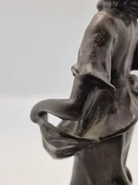 Figur af ung kvinde
