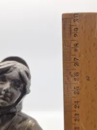 Figur af ung kvinde