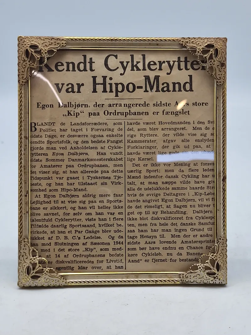 Originalt indrammet avisudklip fra omkring befrielsen