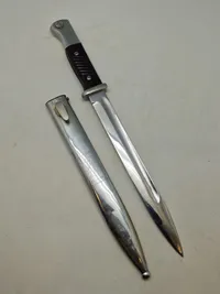 Original tysk K98 bajonet, forkromet og anvendt som logegave (skede graveret)