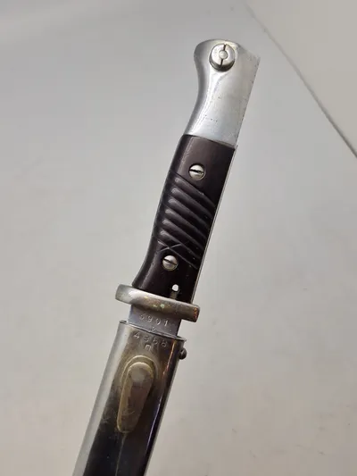 Original tysk K98 bajonet, forkromet og anvendt som logegave (skede graveret)