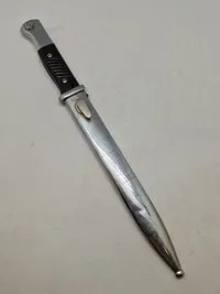 Original tysk K98 bajonet, forkromet og anvendt som logegave (skede graveret)