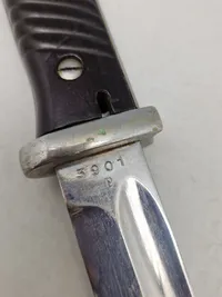 Original tysk K98 bajonet, forkromet og anvendt som logegave (skede graveret)