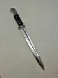 Original tysk K98 bajonet, forkromet og anvendt som logegave (skede graveret)
