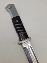 Original tysk K98 bajonet, forkromet og anvendt som logegave (skede graveret)