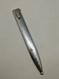 Original tysk K98 bajonet, forkromet og anvendt som logegave (skede graveret)